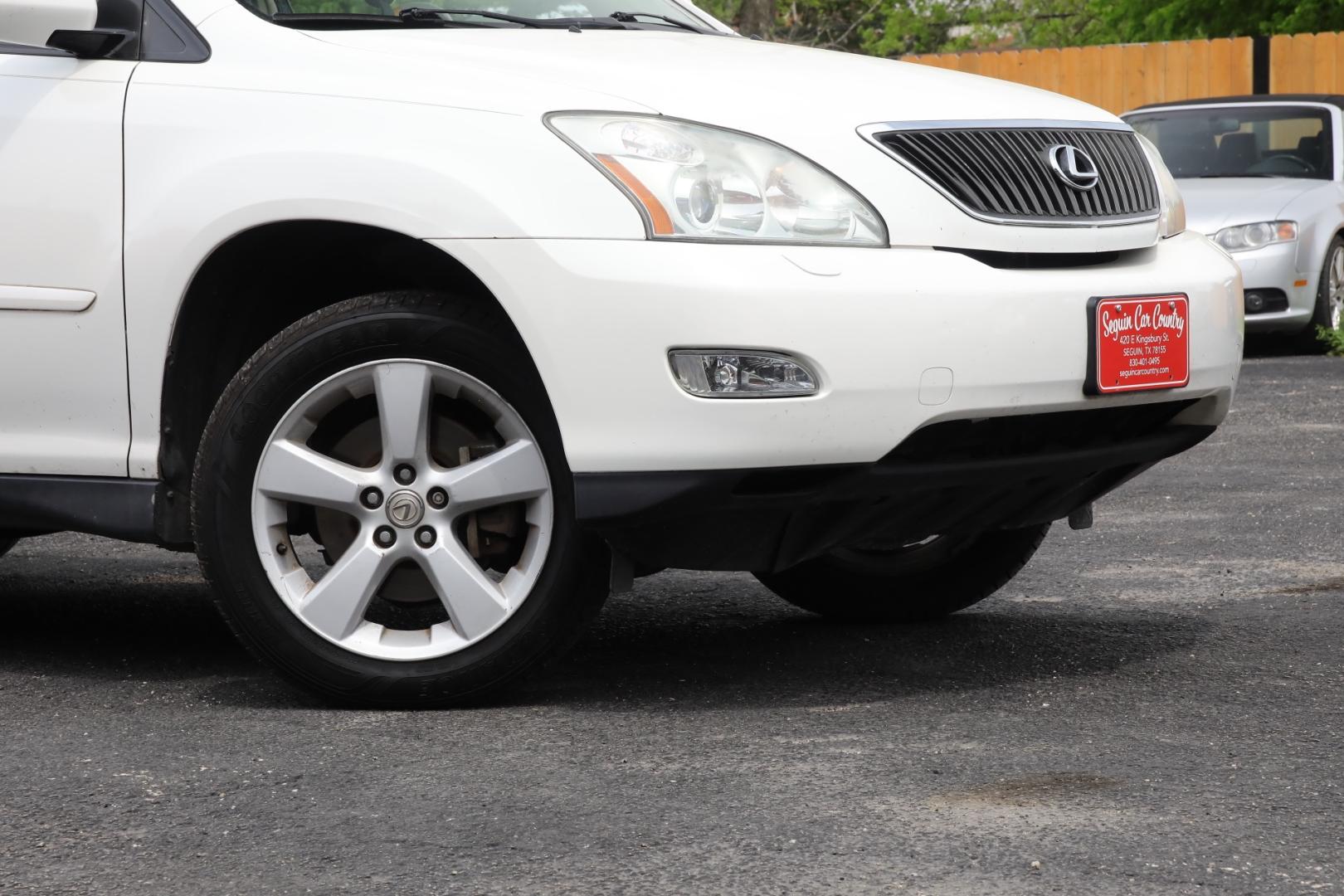 2007 WHITE LEXUS RX 350 FWD (2T2GK31U77C) with an 3.5L V6 DOHC 24V engine, 5-SPEED AUTOMATIC transmission, located at 420 E. Kingsbury St., Seguin, TX, 78155, (830) 401-0495, 29.581060, -97.961647 - Photo#2